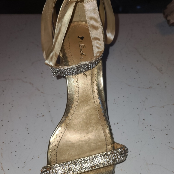 Gold wrap wrounp ankle size 9 pumps. - Picture 10 of 13